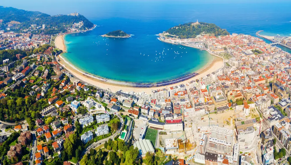 Cuánto dinero se necesita cobrar para vivir en San Sebastián, según la inteligencia artificial