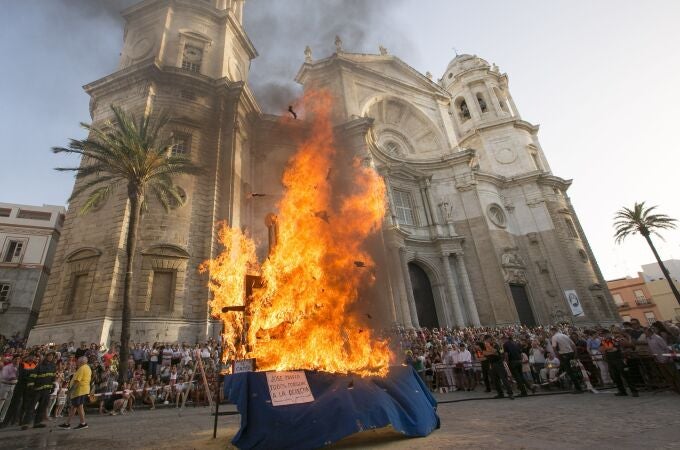 Quema de los juanillos en Cádiz