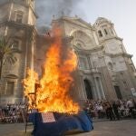 Quema de los juanillos en Cádiz