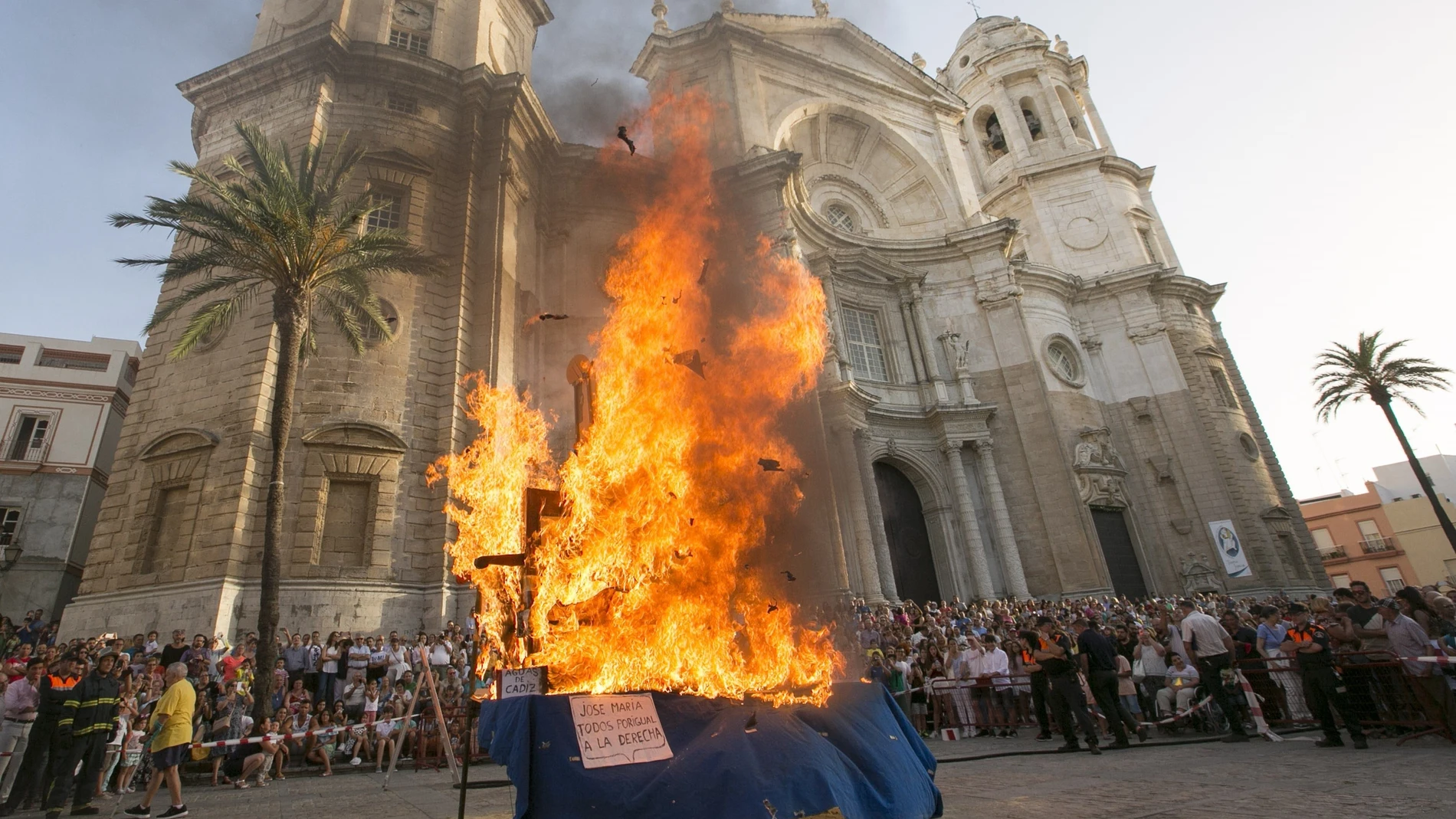 Quema de los juanillos en Cádiz