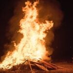 Consejos de los Bomberos del Ayuntamiento de Cartagena para evitar riesgos con las hogueras de San Juan
