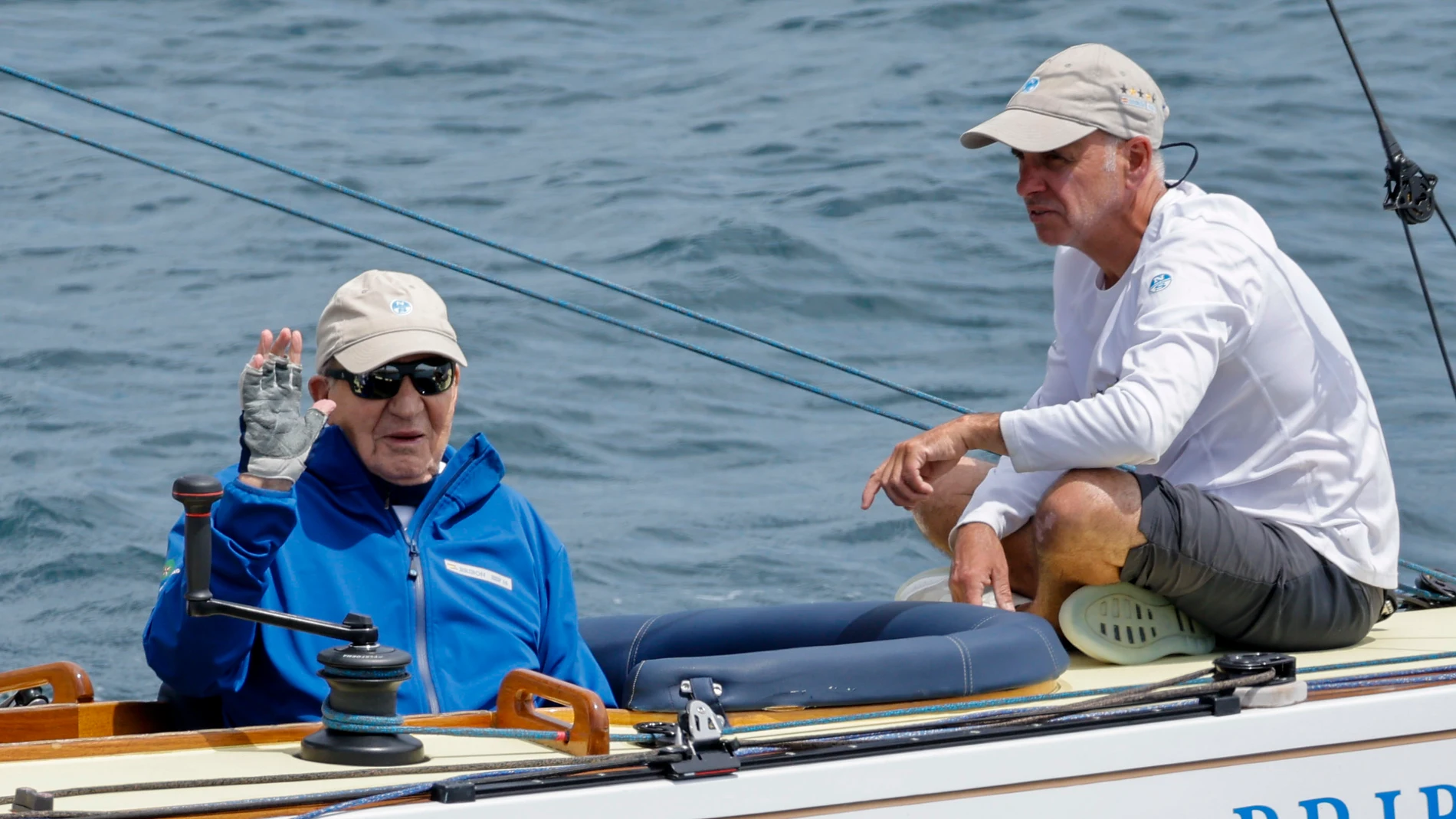 SANXENXO (PONTEVEDRA), 21/06/2025.- El rey emérito Juan Carlos I a bordo del ‘Bribon’ a su llegada tras la regata de la cuarta serie de la Liga Nacional de 6 metros, disputada este sábado en Sanxenxo. EFE/ Lavandeira