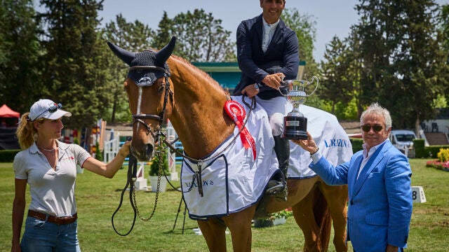 Ismael García Roque recibe el trofeo de campeón del Gran Premio LA RAZÓN de manos de Andrés Navarro