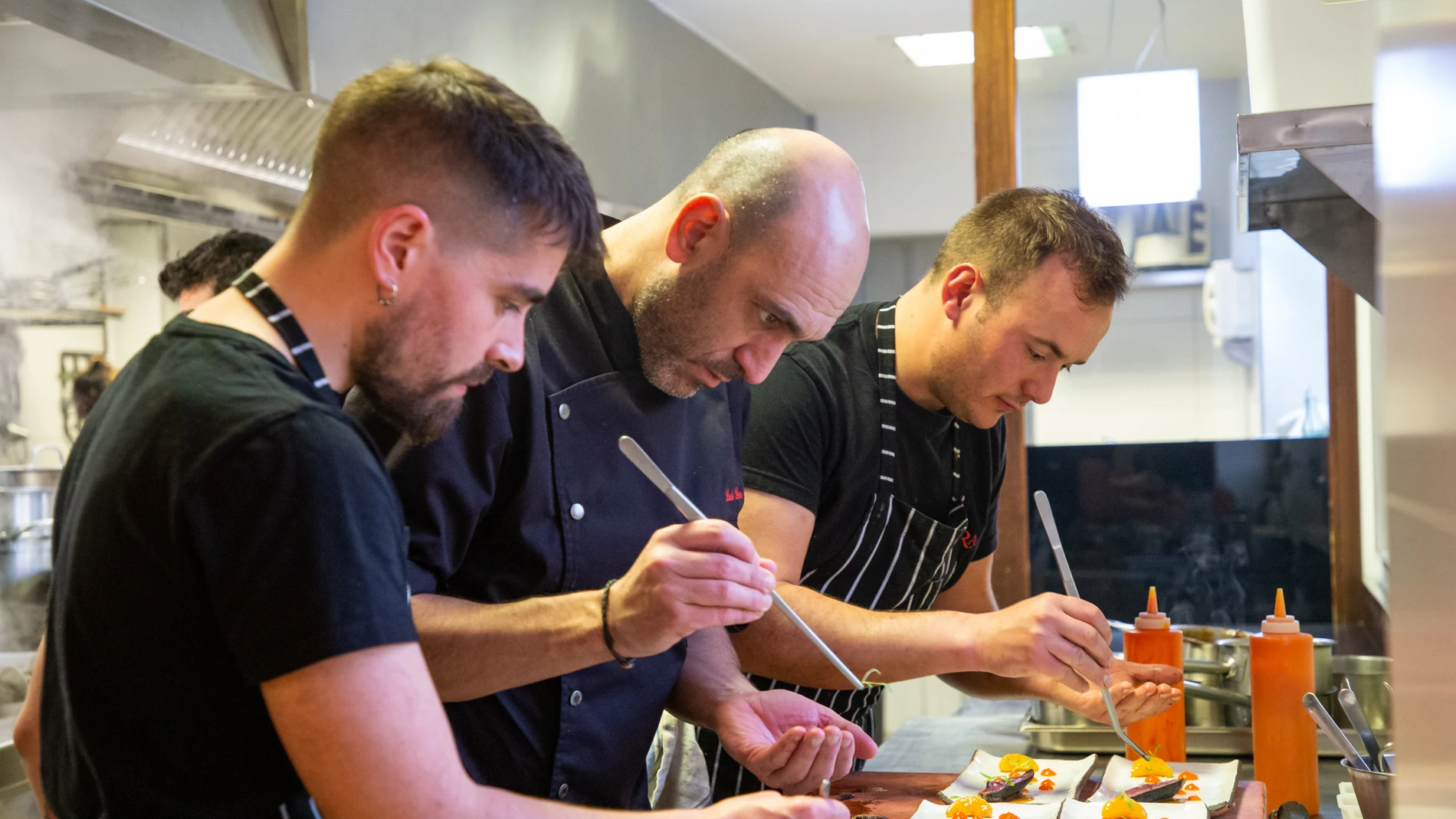 Luis Alberto Lera en las cocinas de su restaurante en Castroverde de Campos