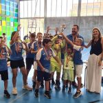 La concejala de Deportes, Almudena Parres, entrega un trofeo a uno de los equipos participantes