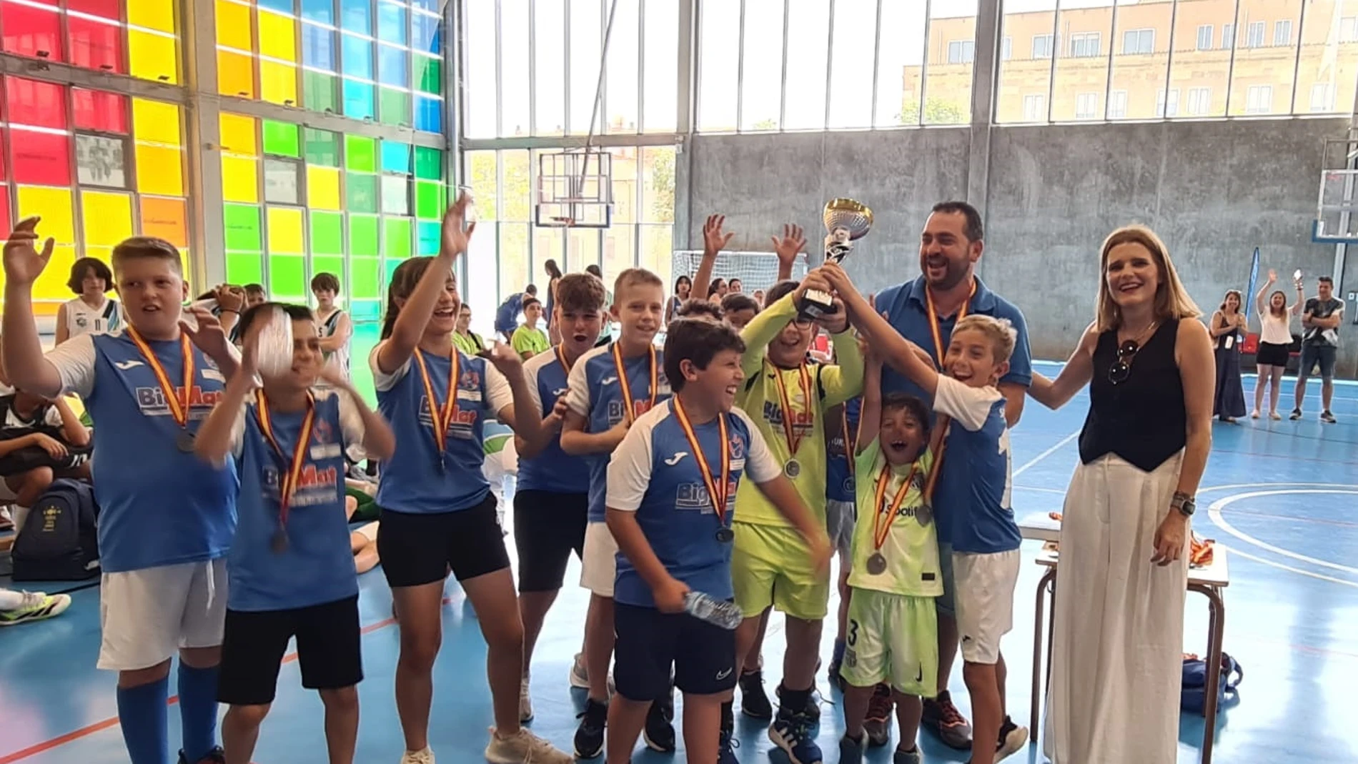 La concejala de Deportes, Almudena Parres, entrega un trofeo a uno de los equipos participantes