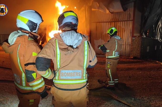 Un incendio virulento hace venirse abajo una nave de envasado de aceite en Algemesí (Valencia)