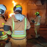 Un incendio virulento hace venirse abajo una nave de envasado de aceite en Algemesí (Valencia)