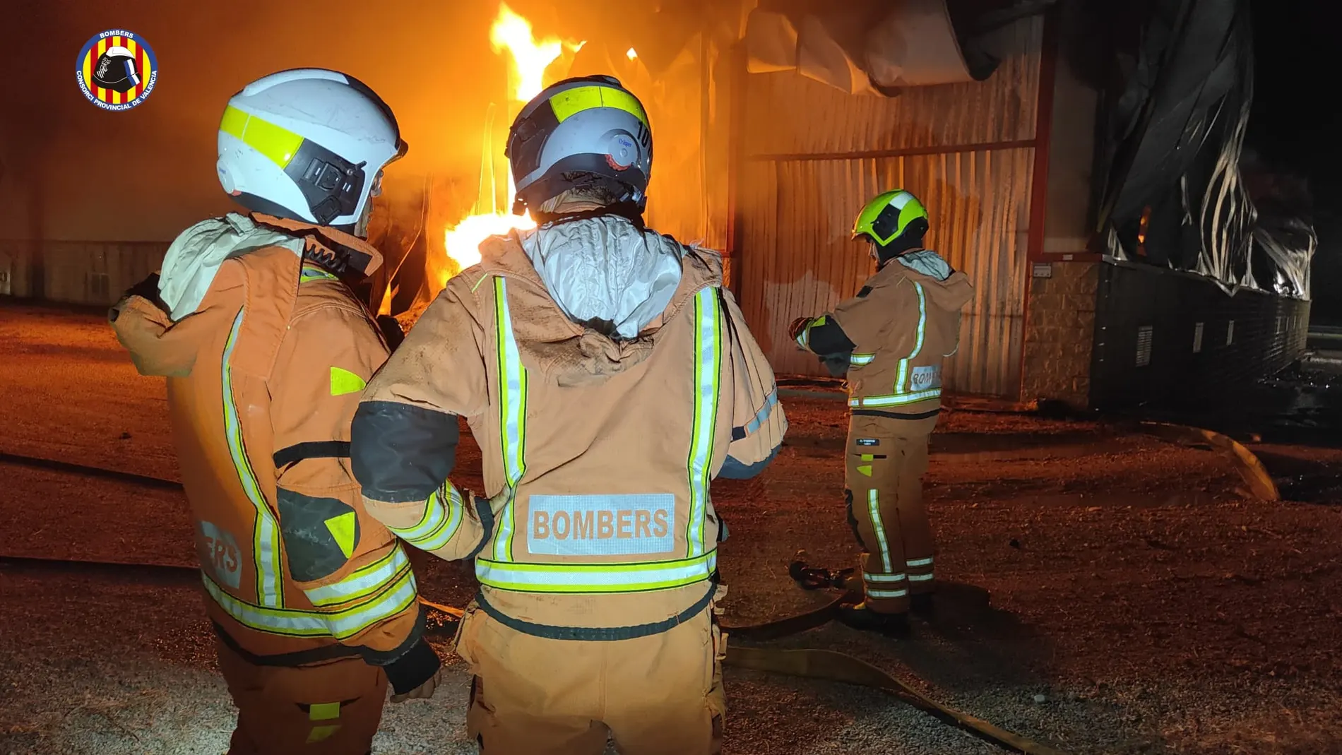 Un incendio virulento hace venirse abajo una nave de envasado de aceite en Algemesí (Valencia)