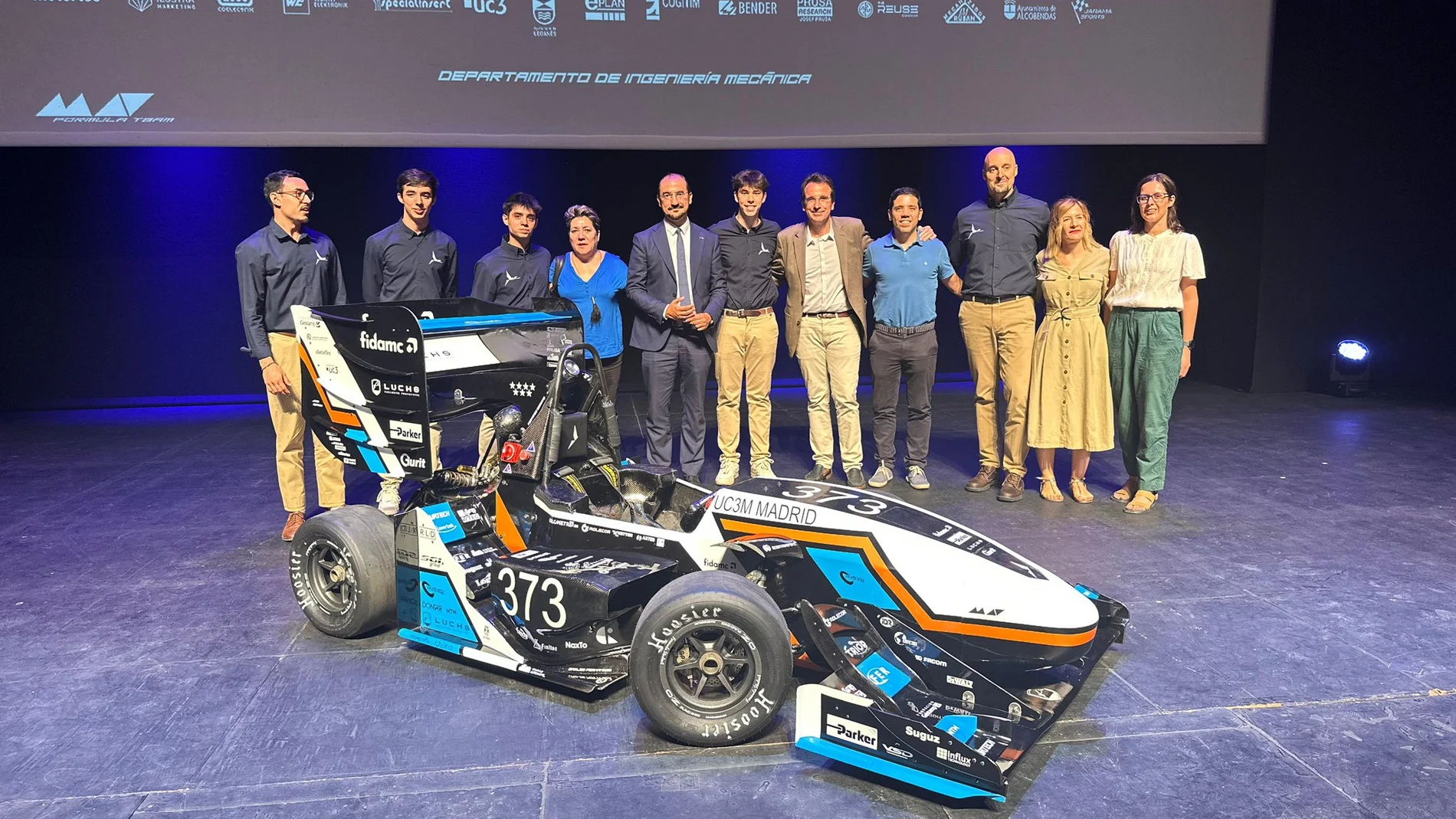 El rector de la UC3M y el alcalde de Leganés, Miguel Ángel Recuenco, con estudiantes que han participado en la construcción del monoplaza