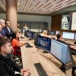 El consejero de Movilidad y Transformación Digital, José Luis Sanz Merino; el subdelegado del Gobierno en León, Héctor Aláiz y el alcalde, José Antonio Diez, entre otras autoridades, visitan las instalaciones del Centro de Control de Transportes de Castilla y León