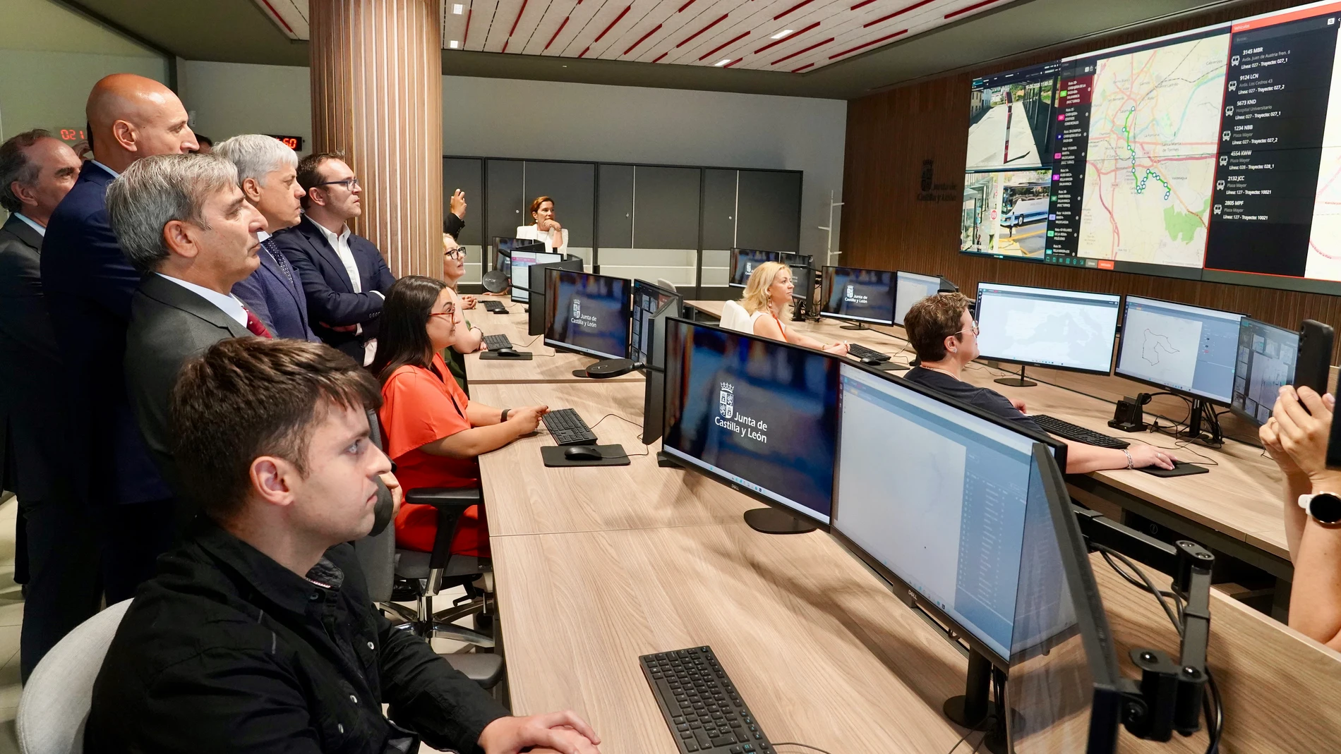 El consejero de Movilidad y Transformación Digital, José Luis Sanz Merino; el subdelegado del Gobierno en León, Héctor Aláiz y el alcalde, José Antonio Diez, entre otras autoridades, visitan las instalaciones del Centro de Control de Transportes de Castilla y León