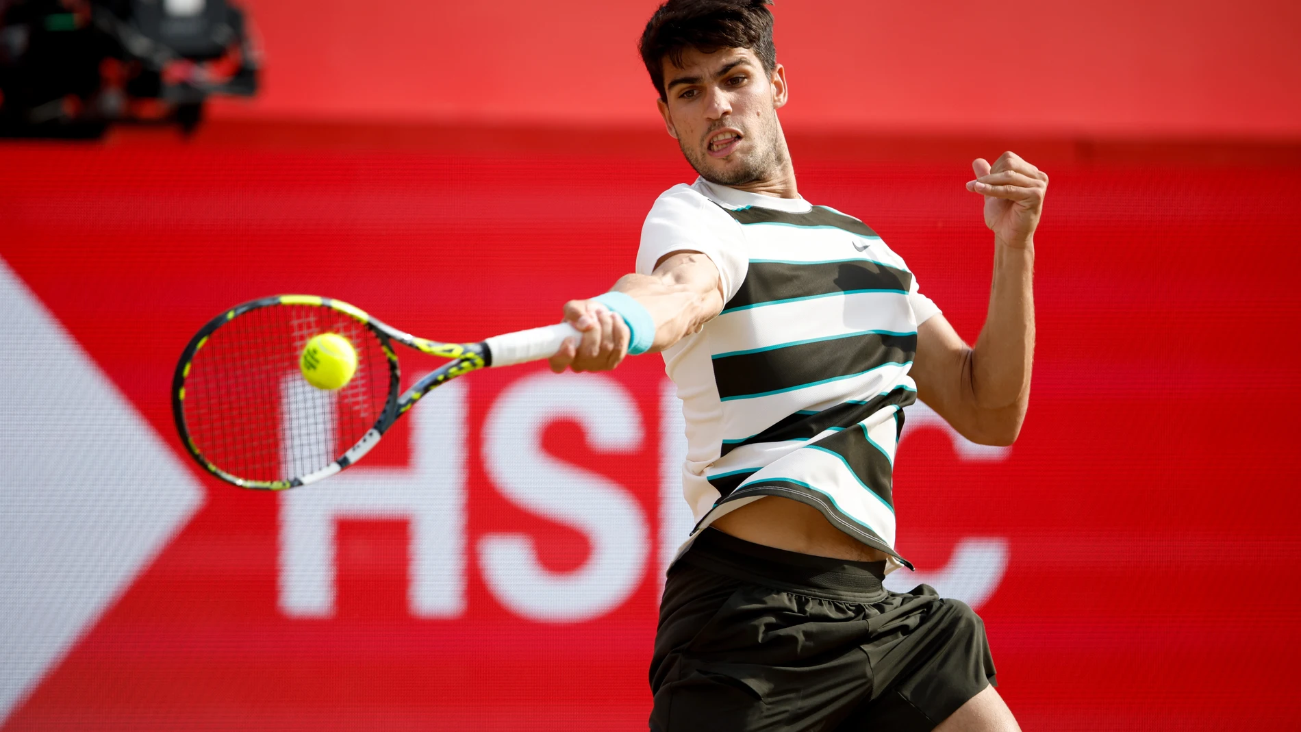 LONDON (United Kingdom), 21/06/2025.- Carlos Alcaraz of Spain in action against Roberto Bautista Agut of Spain during their semi-final match at the Queen's Club Championships tennis tournament in London, Britain, 21 June 2025. (Tenis, España, Reino Unido, Londres) EFE/EPA/DAVID CLIFF