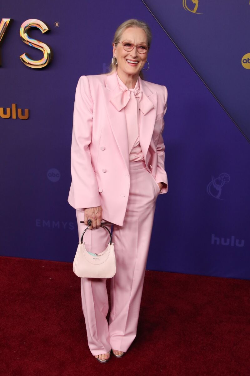 Meryl Streep con traje en rosa empolvado.