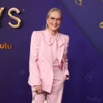 Meryl Streep con traje en rosa empolvado. 