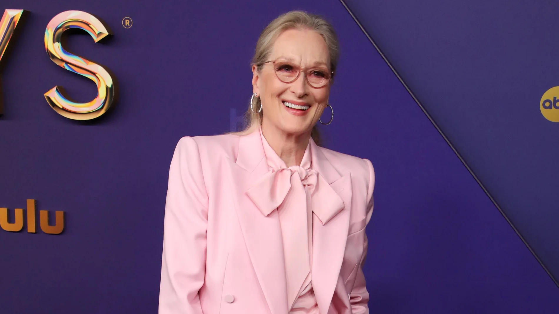 Meryl Streep con traje en rosa empolvado.
