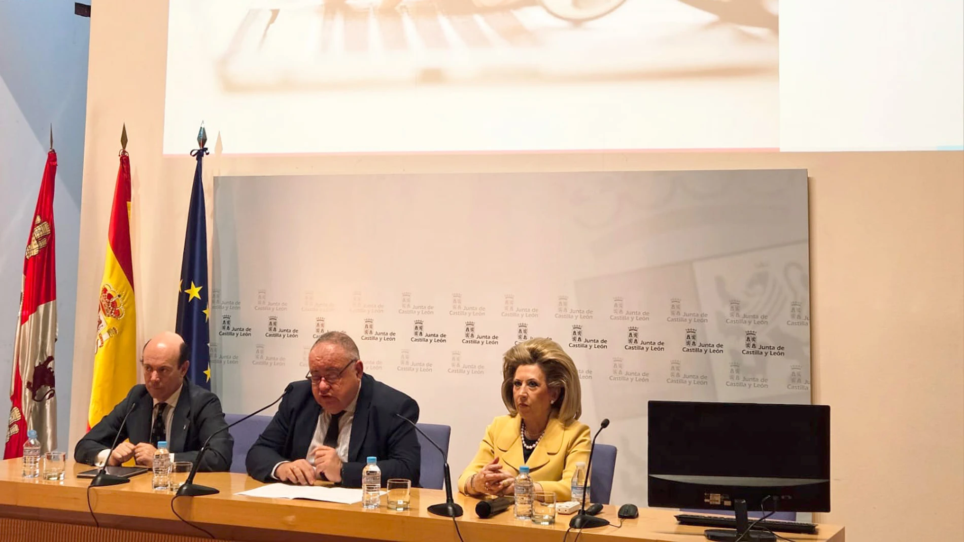 El consejero de Sanidad, Alejandro Vázquez, presenta la campaña junto a viceconsejero, Jesús García-Cruces; y la gerente regional de Salud, Violeta Martínez Pindado
