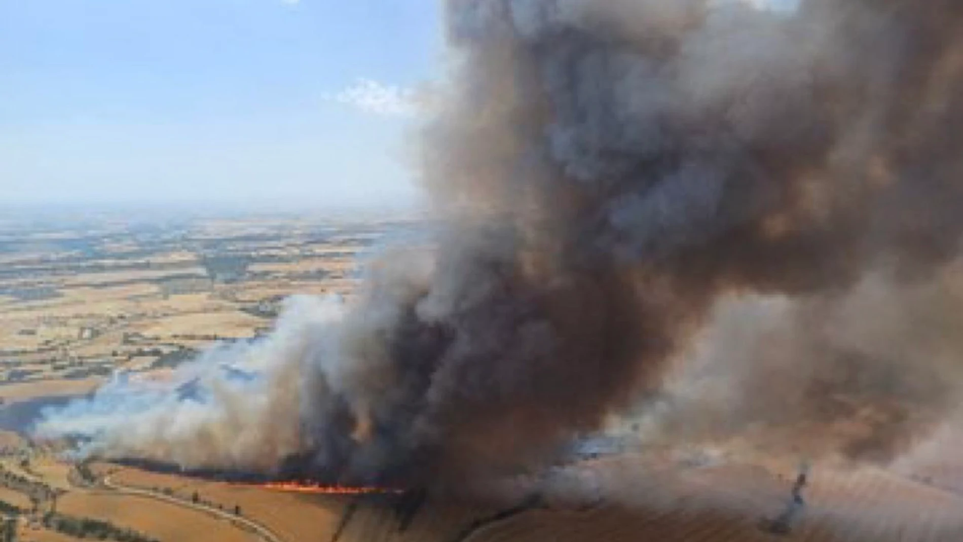 LLEIDA, 21/06/2025.- El incendio de un vehículo que se encontraba junto a un campo sin segar ha desatado este sábado un fuego que ha afectado a unas 45 hectáreas de vegetación agrícola en el municipio leridano de Granyena de Segarra (Lleida). La Generalitat ha enviado una alerta a los teléfonos móviles de los vecinos de Cervera (Lleida) para ordenar su confinamiento preventivo por el incendio en el cercano municipio de Granyena de Segarra. EFE/Bomberscat -SOLO USO EDITORIAL/SOLO DISPONIBLE PA...
