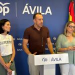 Los diputados del PP de Ávila, Héctor Palencia y Patricia Rodríguez Calleja; y la senadora popular abulense Piedad Sánchez García valoran la reuniónreunirse con los usuarios de la línea de autobús Ávila-Madrid 