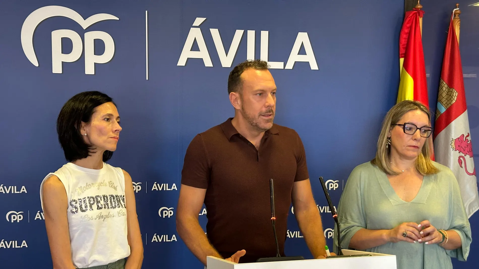 Los diputados del PP de Ávila, Héctor Palencia y Patricia Rodríguez Calleja; y la senadora popular abulense Piedad Sánchez García valoran la reuniónreunirse con los usuarios de la línea de autobús Ávila-Madrid