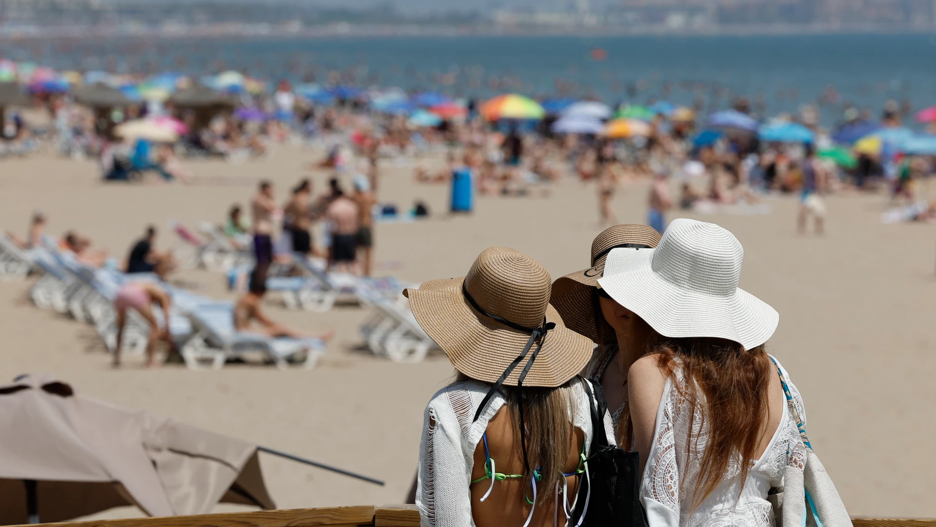 VALENCIA, 21/06/2024.- Vista este sábado de la playa de Las Arenas en Valencia. La Conselleria de Sanidad ha emitido para este sábado un aviso de "riesgo alto" por temperaturas altas en 34 municipios de las comarcas de Els Ports, en la provincia de Castellón, y de La Costera, la Ribera Alta y La Safor, en la de Valencia. EFE/Ana Escobar