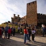 Turistas visitan el Castillo de los Templarios de Ponferrada
