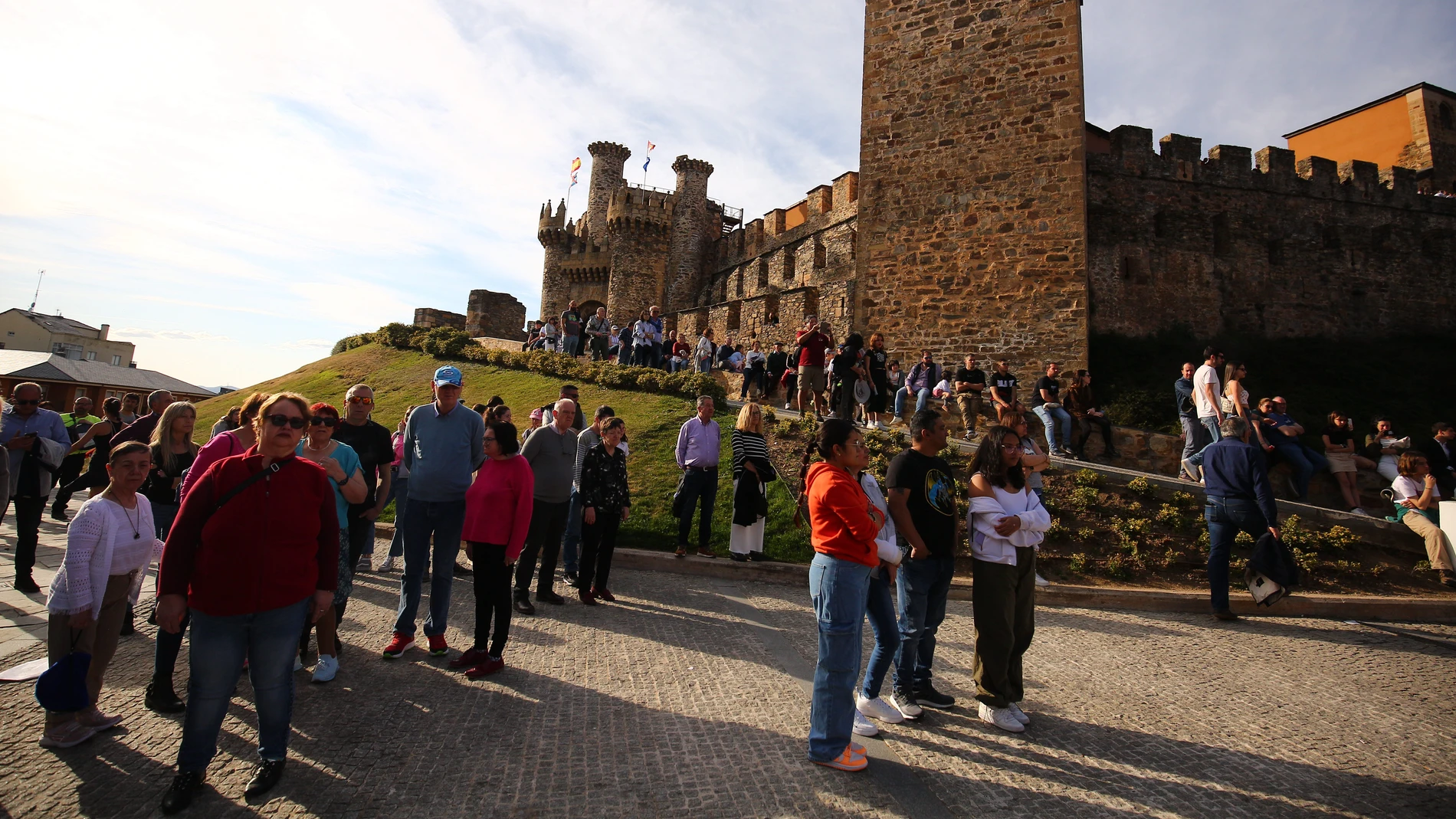 Turistas visitan el Castillo de los Templarios de Ponferrada