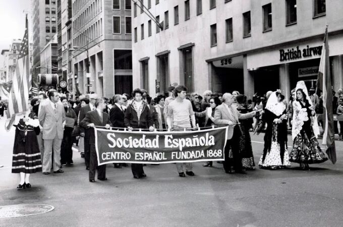 Imagen de la comunidad española en Nueva York portando una bandera con la fecha de su fundación
