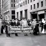 Imagen de la comunidad española en Nueva York portando una bandera con la fecha de su fundación