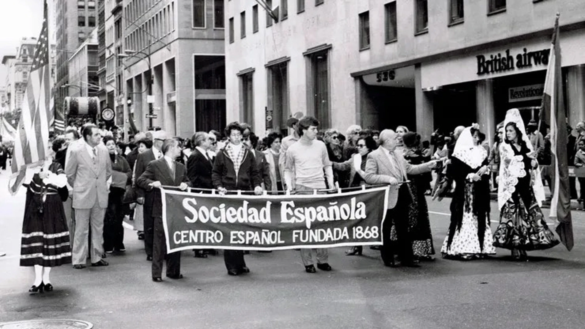 Imagen de la comunidad española en Nueva York portando una bandera con la fecha de su fundación