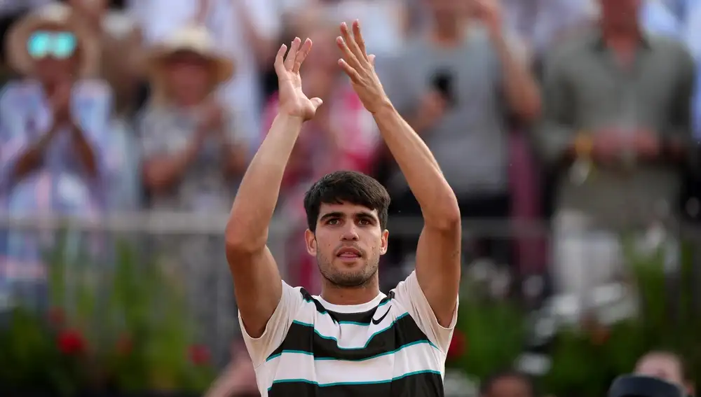 Tenis.- Carlos Alcaraz doblega a Jiri Lehecka y conquista de nuevo Queen's