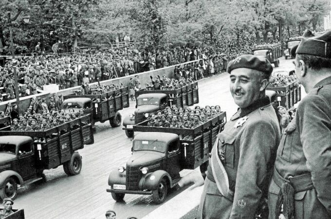 Franco, en uno de los Desfiles de la Victoria en los que marchaban las tropas anualmente 