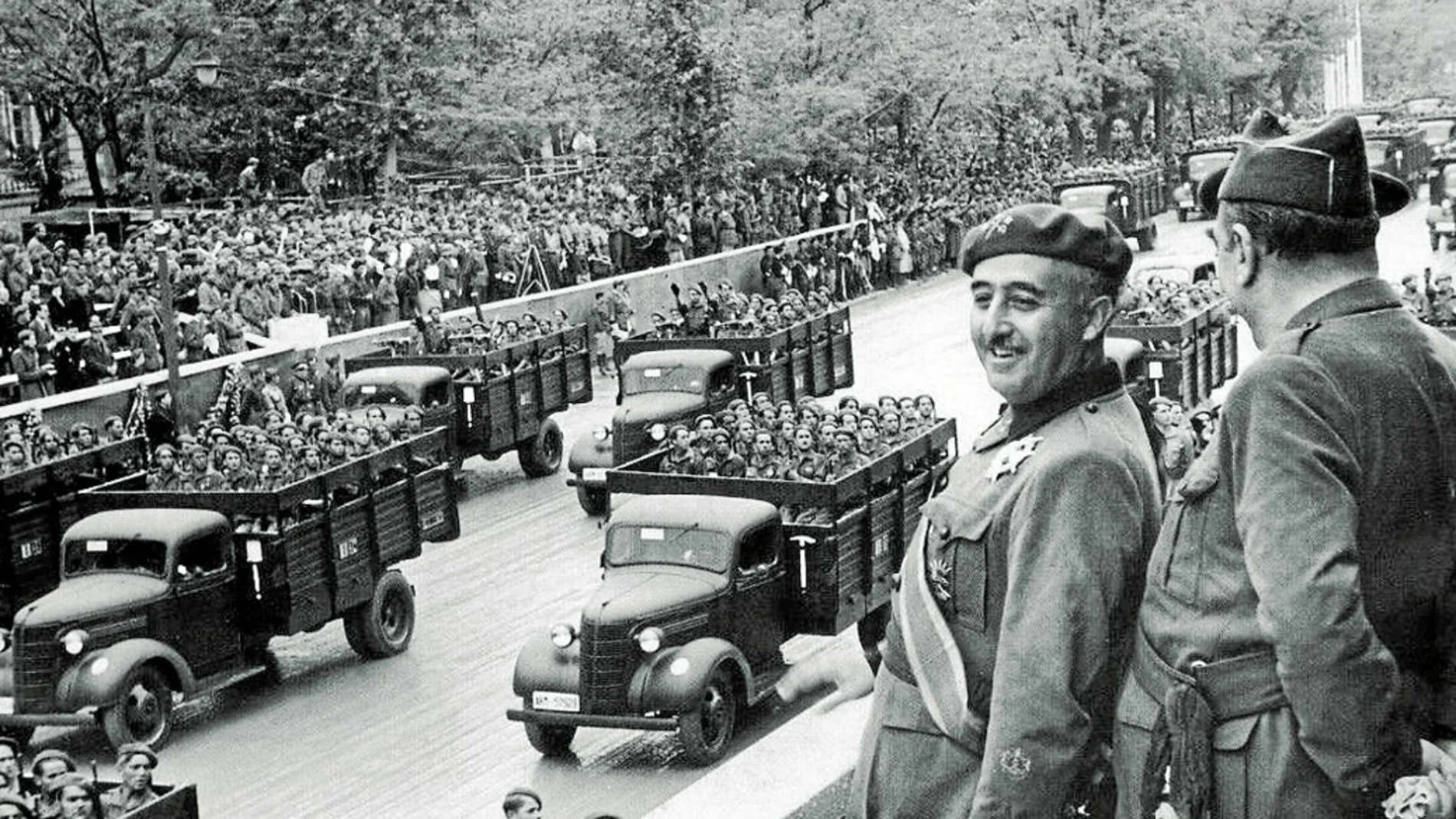 Franco, en uno de los Desfiles de la Victoria en los que marchaban las tropas anualmente