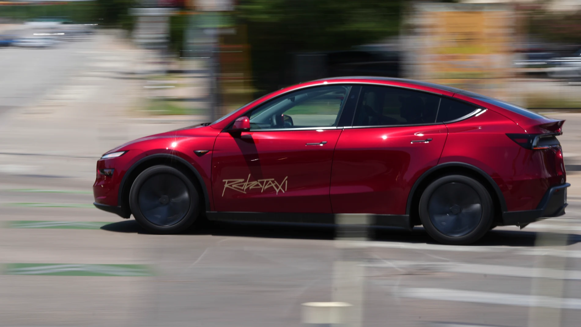 A driverless Tesla robotaxi, a ride-booking service, moves through traffic, Sunday, June 22, 2025, in Austin, Texas. (AP Photo/Eric Gay)