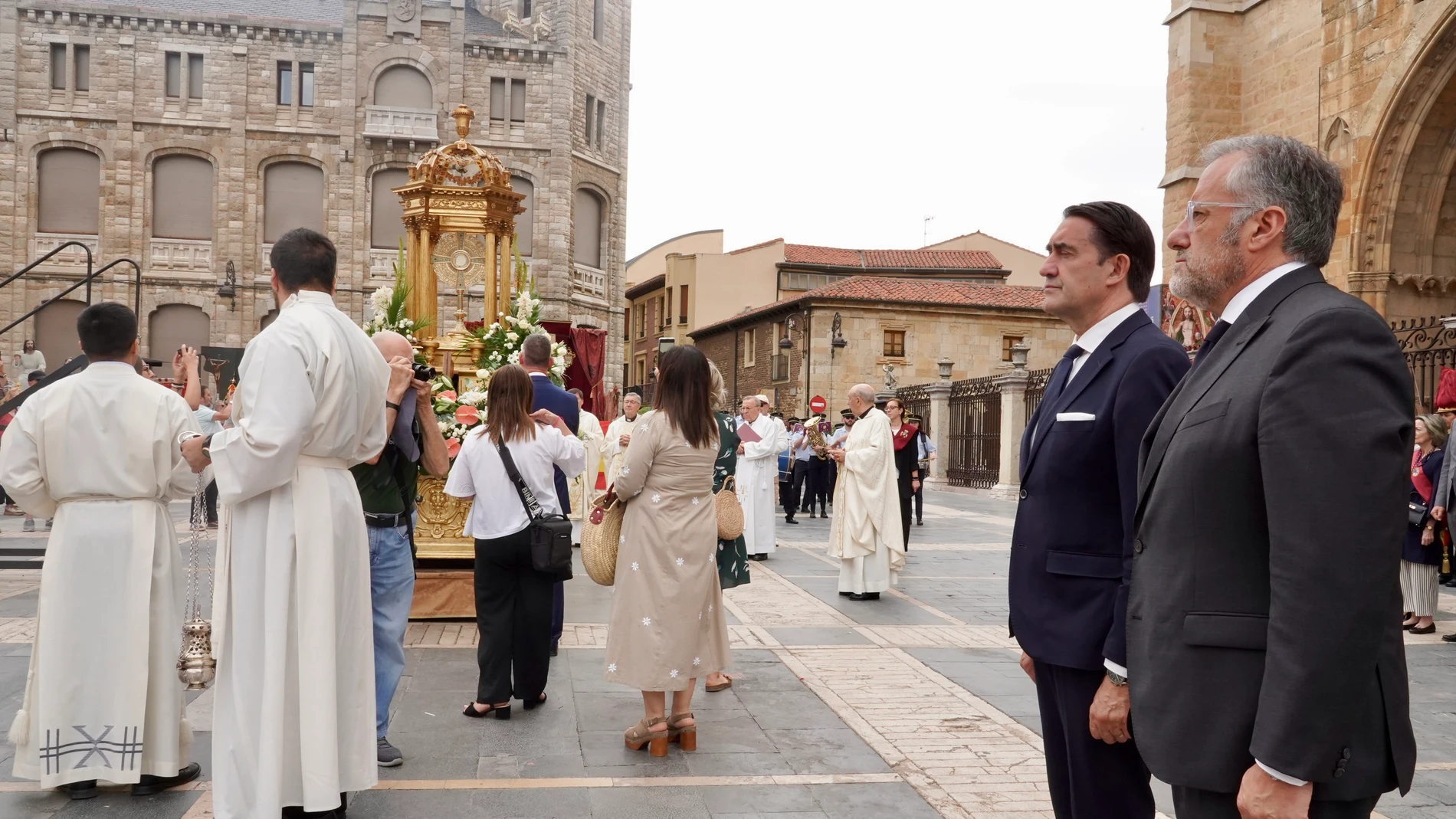 El presidente de las Cortes, Carlos Pollán; el consejero de Medio Ambiente, Vivienda y Ordenación del Territorio, Juan Carlos Suárez-Quiñones y el alcalde de León, José Antonio Diez, entre otras autoridades, participan en la celebración de la eucaristía y procesión del Corpus Christi en León