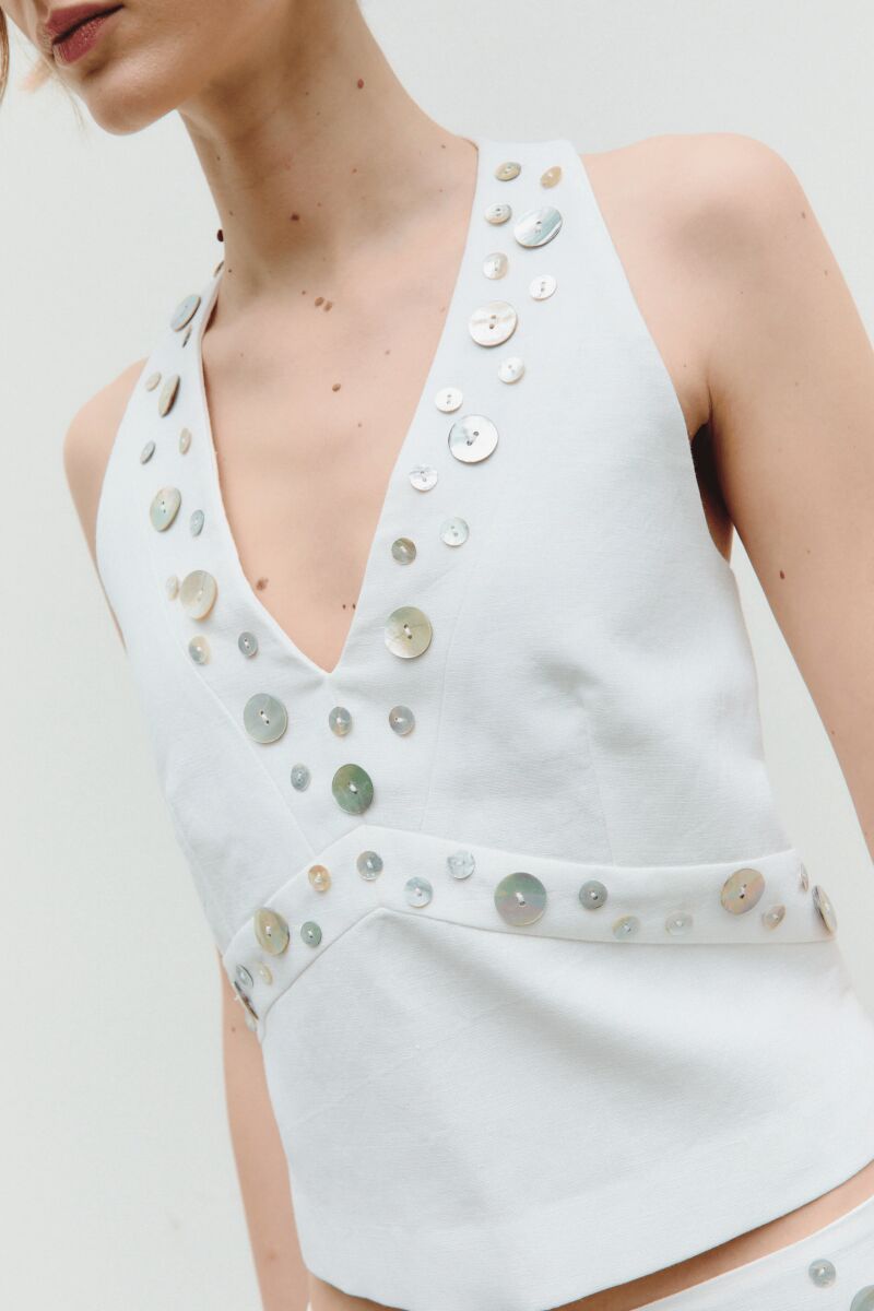 White nido top.