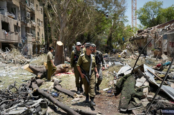 Soldados israelíes inspeccionan los daños de un misil iraní en Tel Aviv