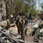 Soldados israelíes inspeccionan los daños de un misil iraní en Tel Aviv