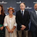 De izquierda a derecha, Garbiñe Bueno Teniente alcalde del Ayuntamiento de Pamplona; Juana García, Vicepresidenta de Fundación Caja Navarra; José Ángel Andrés, Presidente de Fundación Caja Navarra y José Luis Arasti, Consejero de Economía y Hacienda del Gobierno de Navarra