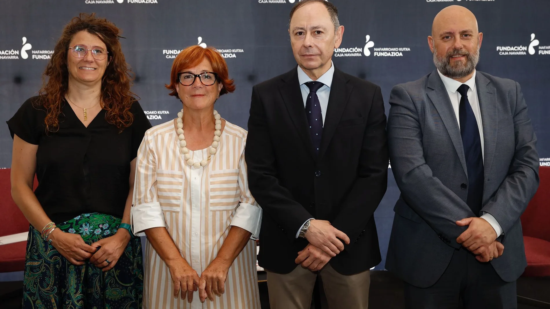 De izquierda a derecha, Garbiñe Bueno Teniente alcalde del Ayuntamiento de Pamplona; Juana García, Vicepresidenta de Fundación Caja Navarra; José Ángel Andrés, Presidente de Fundación Caja Navarra y José Luis Arasti, Consejero de Economía y Hacienda del Gobierno de Navarra