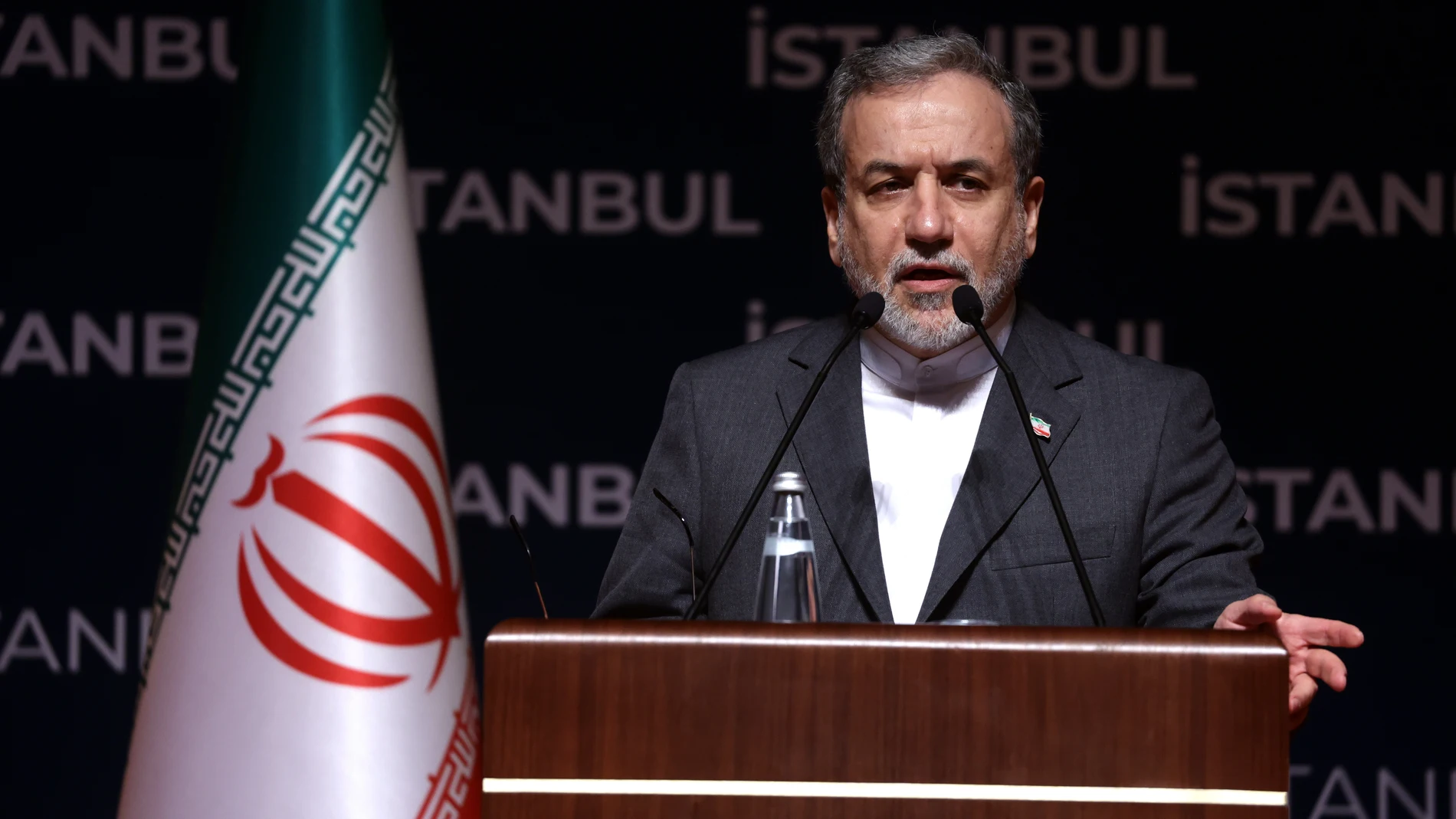 FOTODELDIA ESTAMBUL (TURQUÍA), 22/06/2025.- El ministro de Exteriores de Irán, Abás Araqchí, en una rueda de prensa en Estambul (Turquía), dijo que EE.UU. ha "traicionado la diplomacia" y "cruzado todas la líneas rojas" al atacar tres instalaciones nucleares en su país, lo que supone una "violación imperdonable del derecho internacional". EFE/ERDEM SAHIN