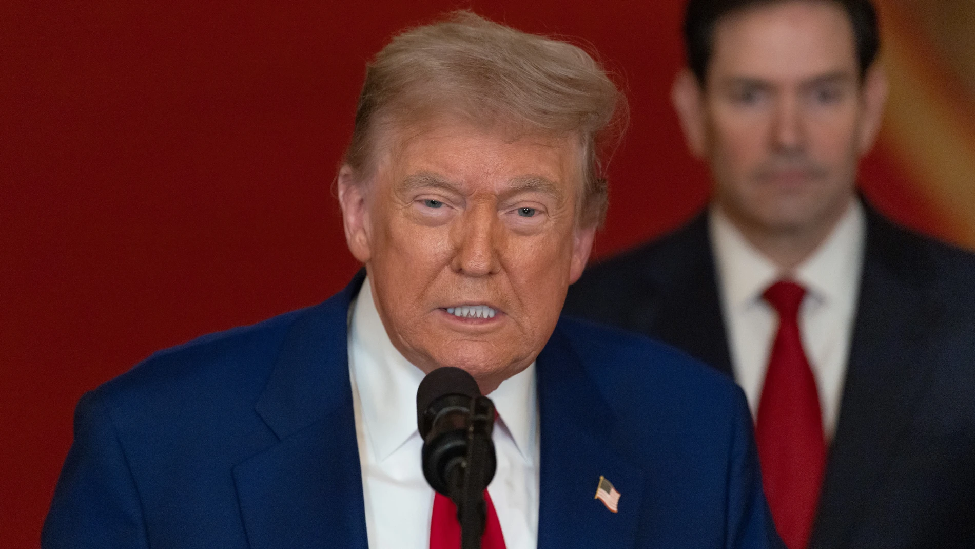 Washington (United States), 22/06/2025.- US President Donald Trump with US Secretary of State Marco Rubio (R) delivers an address to the nation at the White House in Washington, DC, USA, 21 June 2025, following US strikes on Iran's nuclear facilities. EFE/EPA/Carlos Barria / POOL