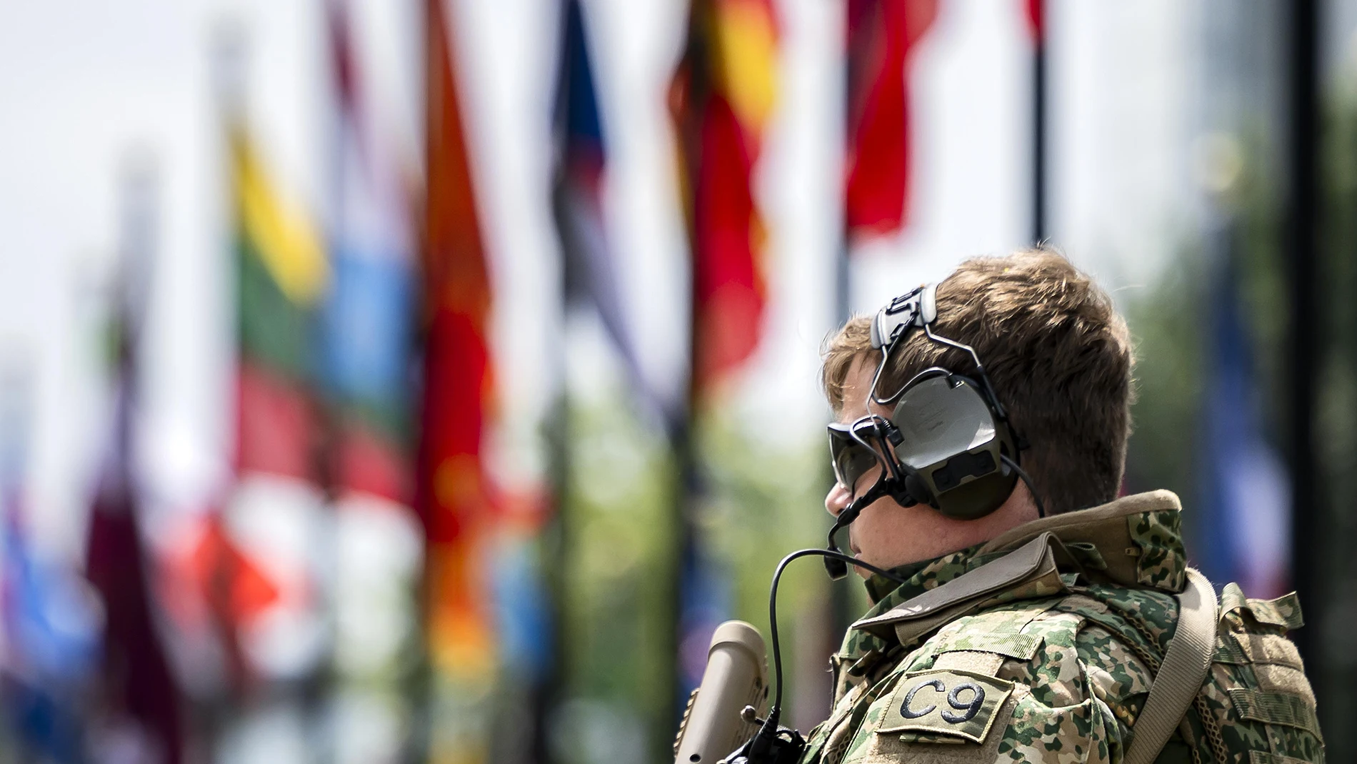 The Hague (Netherlands), 22/06/2025.- An armed security personnel stands guard at the World Forum, the venue of the NATO summit, in The Hague, the Netherlands, 22 June 2025. The Hague will host a NATO Summit from 24 to 25 June, the first such summit to be held in the Netherlands. (Países Bajos; Holanda, La Haya) EFE/EPA/REMKO DE WAAL
