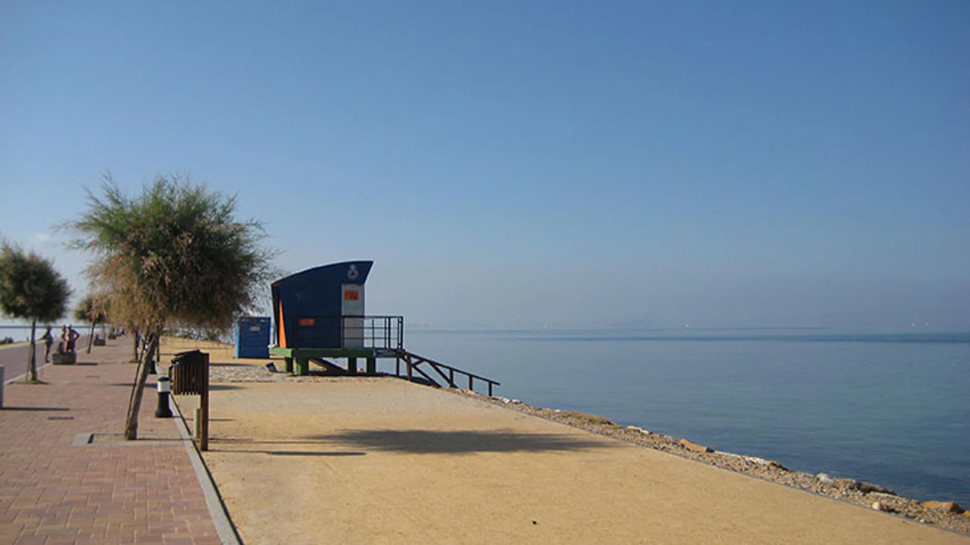 Fallece un bañista de 85 años al tragar agua en la playa de La Mota de San Pedro del Pinatar