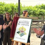 Poza de la Sal (Burgos) descubre la placa como uno de los Pueblos Más Bonitos de España