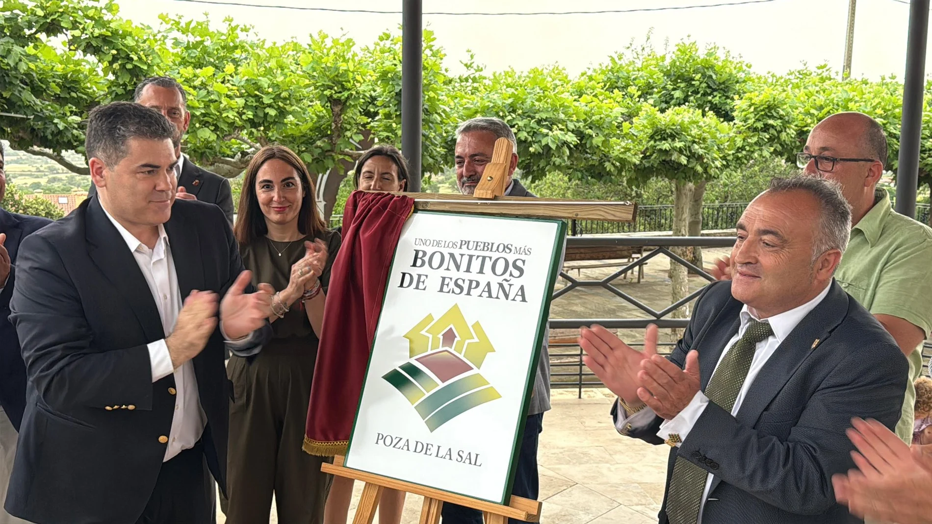Poza de la Sal (Burgos) descubre la placa como uno de los Pueblos Más Bonitos de España