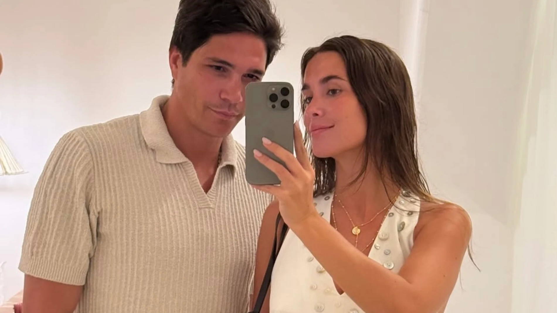 María Pombo con 'total look' blanco.