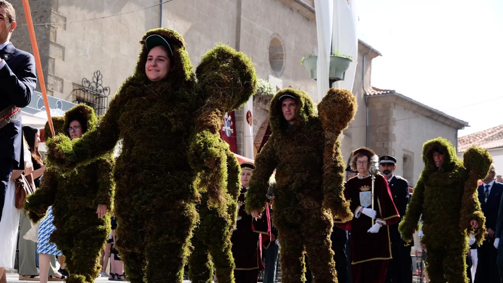 Béjar (Salamanca) celebra la festividad del Corpus Christi con la tradicional procesión de los Hombres de Musgo
