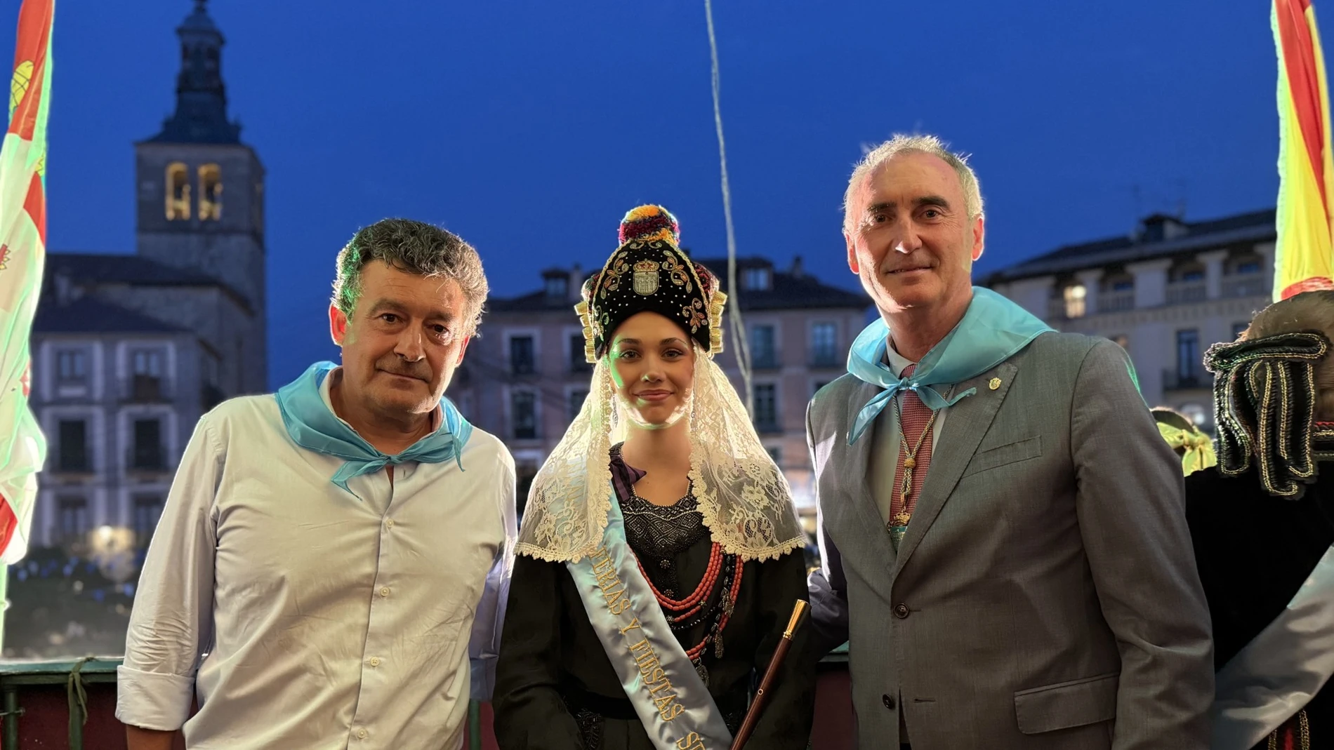 El alcalde de Segovia, Jesús Mazarías, junto al pregonero, el periodista Alfredor Martínez, y la alcaldesa de las fiestas Carla Vidal