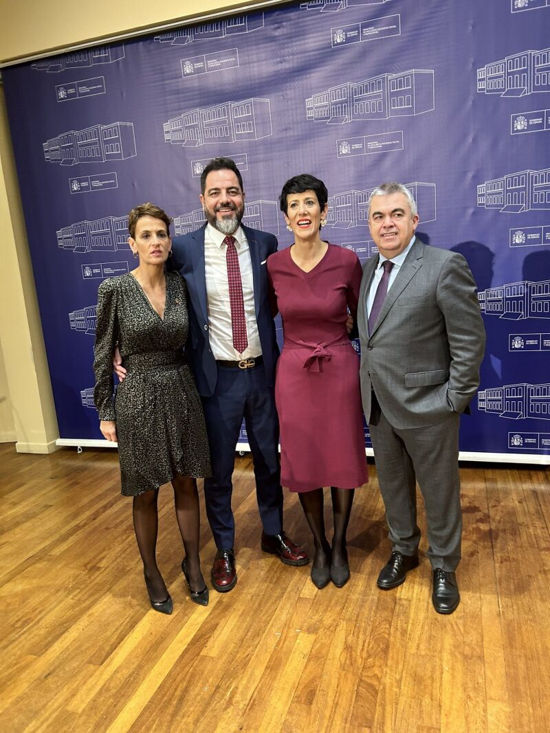 El 'dos' de Chivite con Santos Cerdán en la toma de posesión de Elma Sainz
